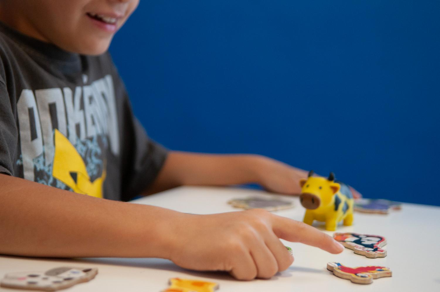 Criança em atividade terapêutica com brinquedos educativos