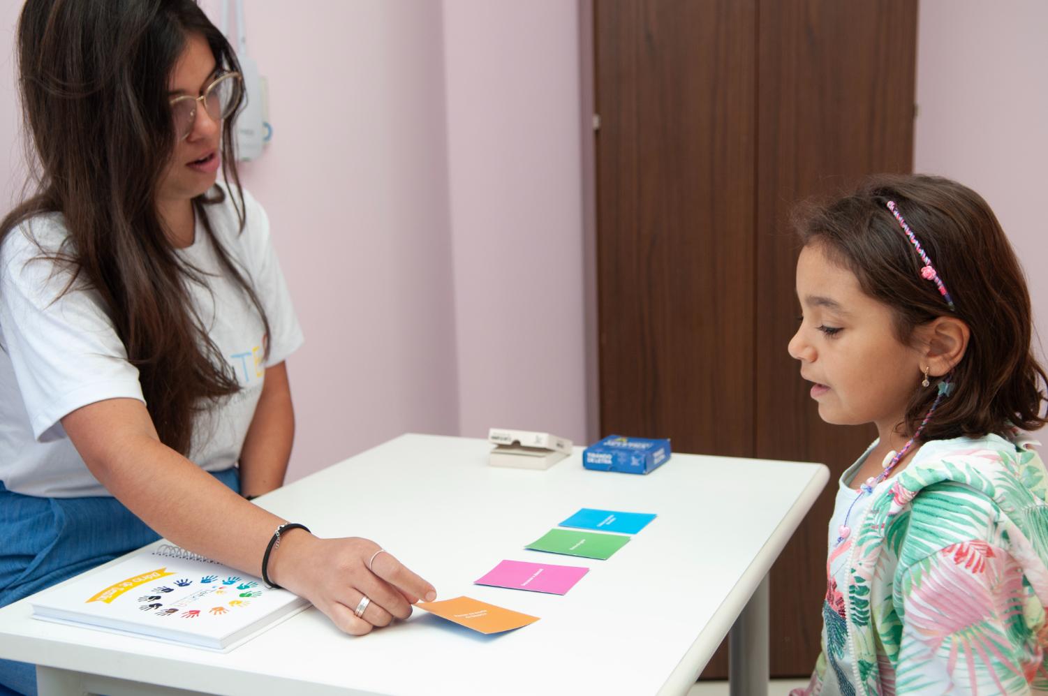 Profissional realizando atendimento terapêutico com criança