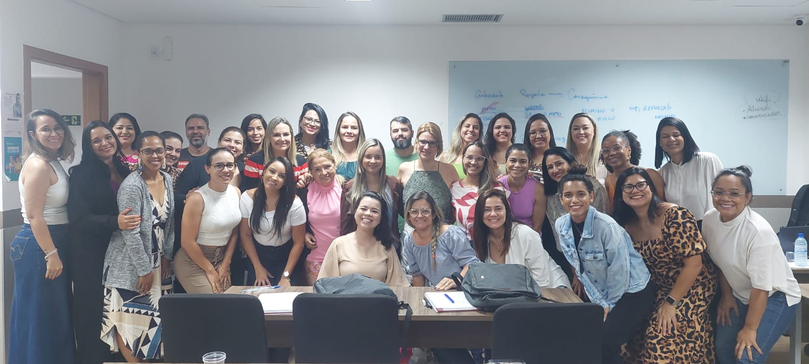 Turma de formação em Análise do Comportamento reunida em sala de aula