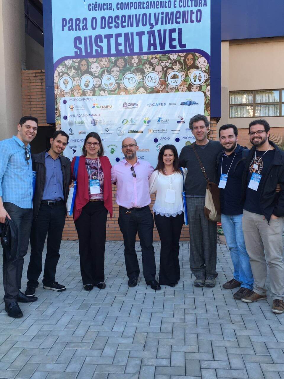 Lívia com colegas no congresso da ABPMC sobre ciência, comportamento e cultura, em 2016