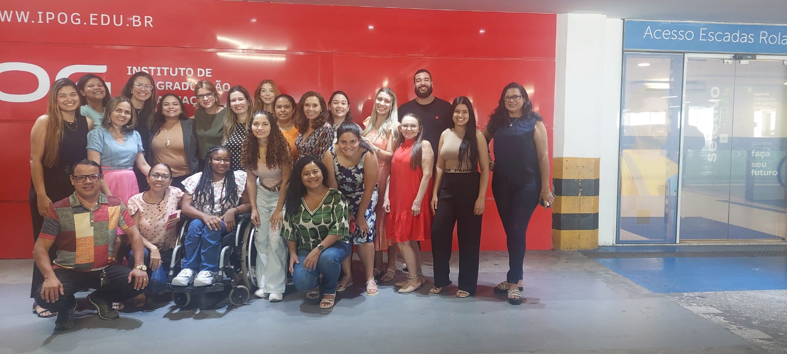 Turma de formação em frente ao IPOG