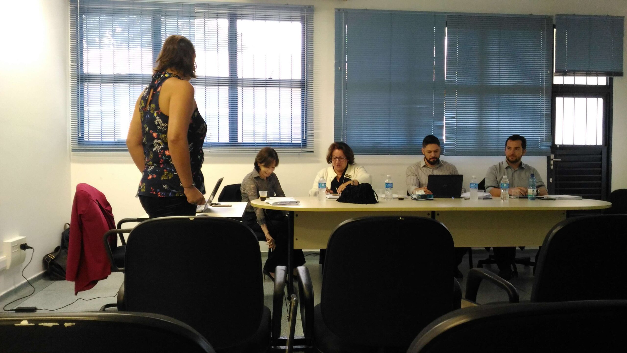 Lívia em reunião acadêmica com sua banca de avaliação