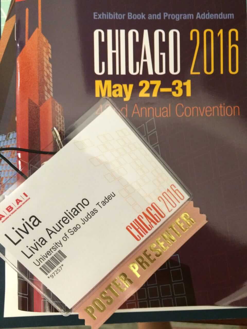 Crachá de apresentadora de Lívia na convenção da ABAI em Chicago, 2016